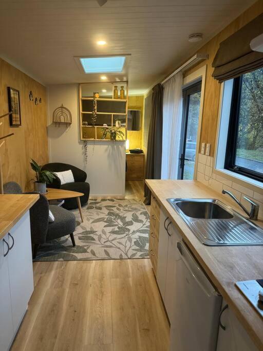 Alpine Tiny Apartment Queenstown Bagian luar foto